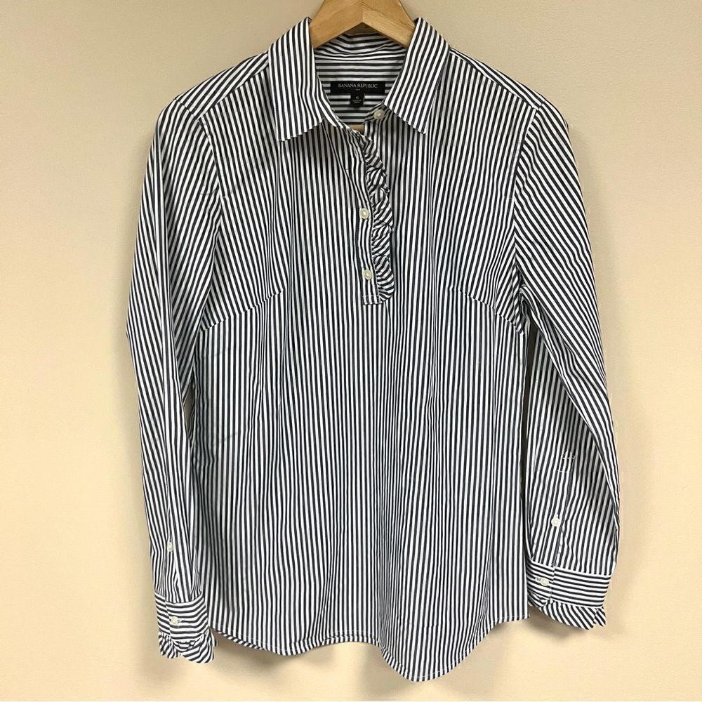 Banana Republic striped button down. Size Sm